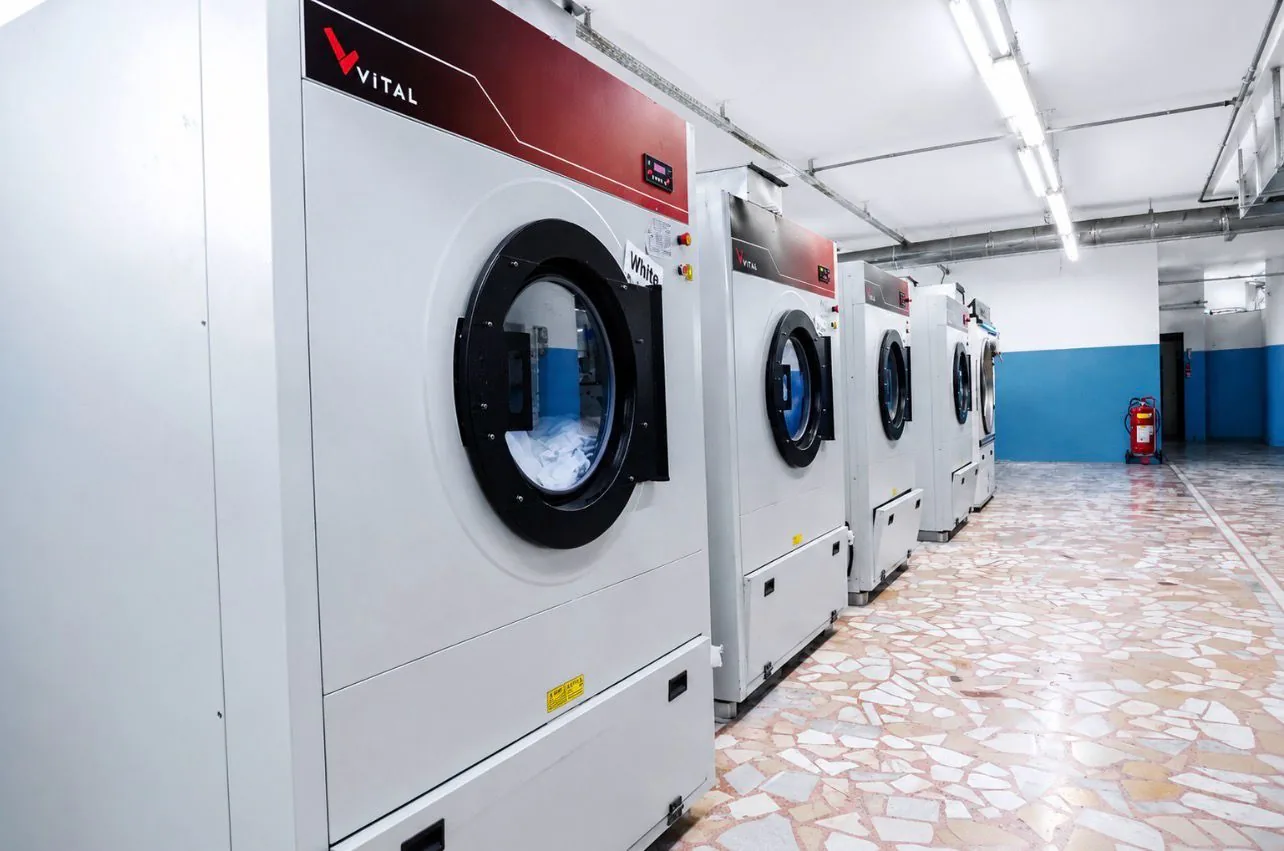 Kurumsal çamaşırhane tesisindeki endüstriyel makineler