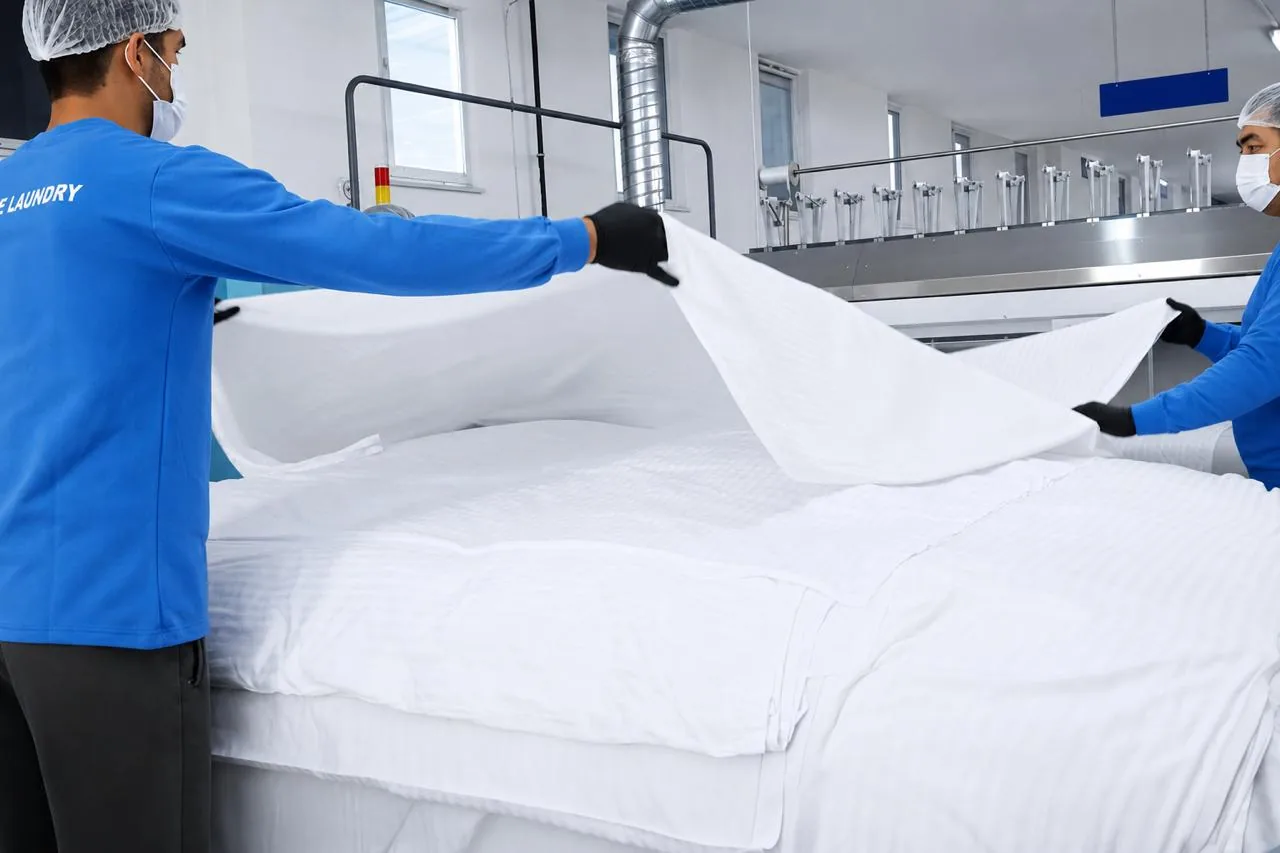 Otel çarşaflarının çamaşırhane çalışma alanında düzenlenmesi