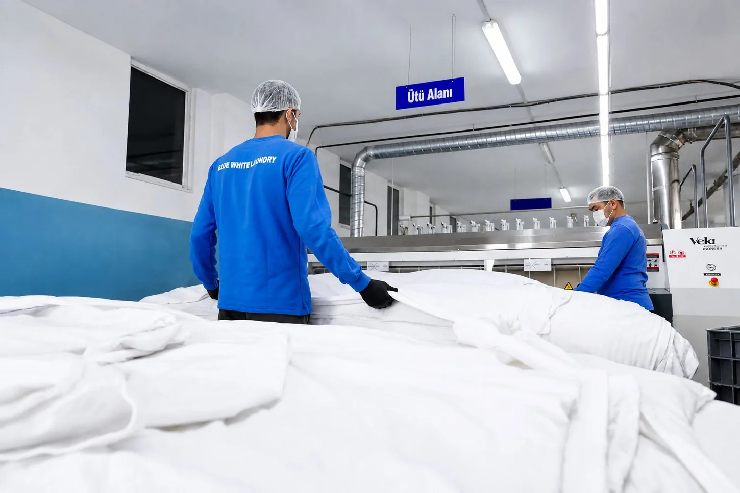 Mavi Beyaz Laundry otel çamaşırhane tesisindeki çalışma alanı